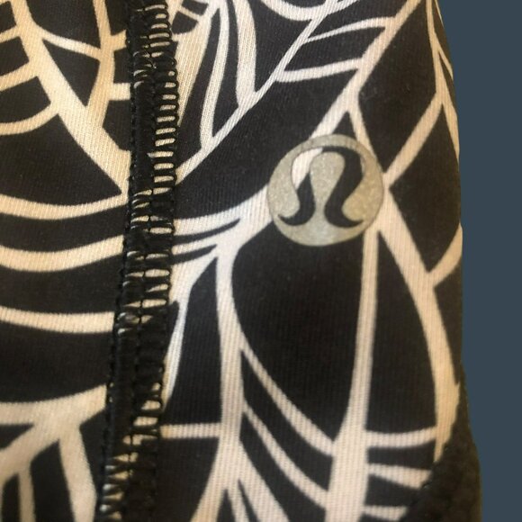 Lululemon Sz 8 Capri Workout Leggings Black & White Leaf Print Leg Pockets Back - Picture 3 of 7